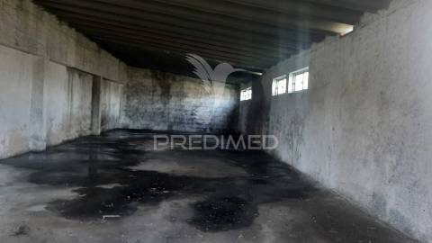 Terreno urbano com 3545 m² na zona de sesimbra / zambujal, incluindo armazém de 120 m² e viabilidade de construção até 138,18 m².