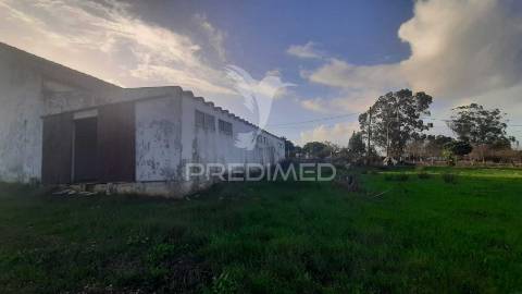 Terreno urbano com 3545 m² na zona de sesimbra / zambujal, incluindo armazém de 120 m² e viabilidade de construção até 138,18 m².