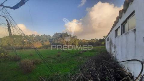 Terreno urbano com 3545 m² na zona de sesimbra / zambujal, incluindo armazém de 120 m² e viabilidade de construção até 138,18 m².