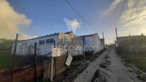 Terreno urbano com 3545 m² na zona de sesimbra / zambujal, incluindo armazém de 120 m² e viabilidade de construção até 138,18 m².