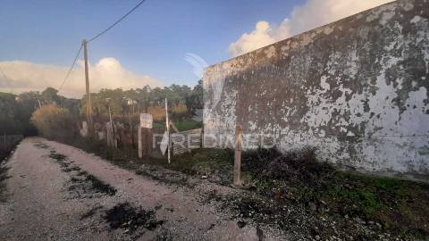 Terreno urbano com 3545 m² na zona de sesimbra / zambujal, incluindo armazém de 120 m² e viabilidade de construção até 138,18 m².