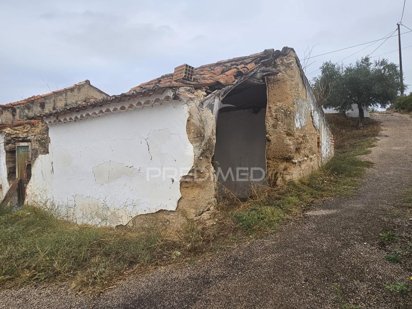 Oportunidade: ruína com terreno no coração do interior
