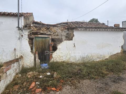 Oportunidade: ruína com terreno no coração do interior