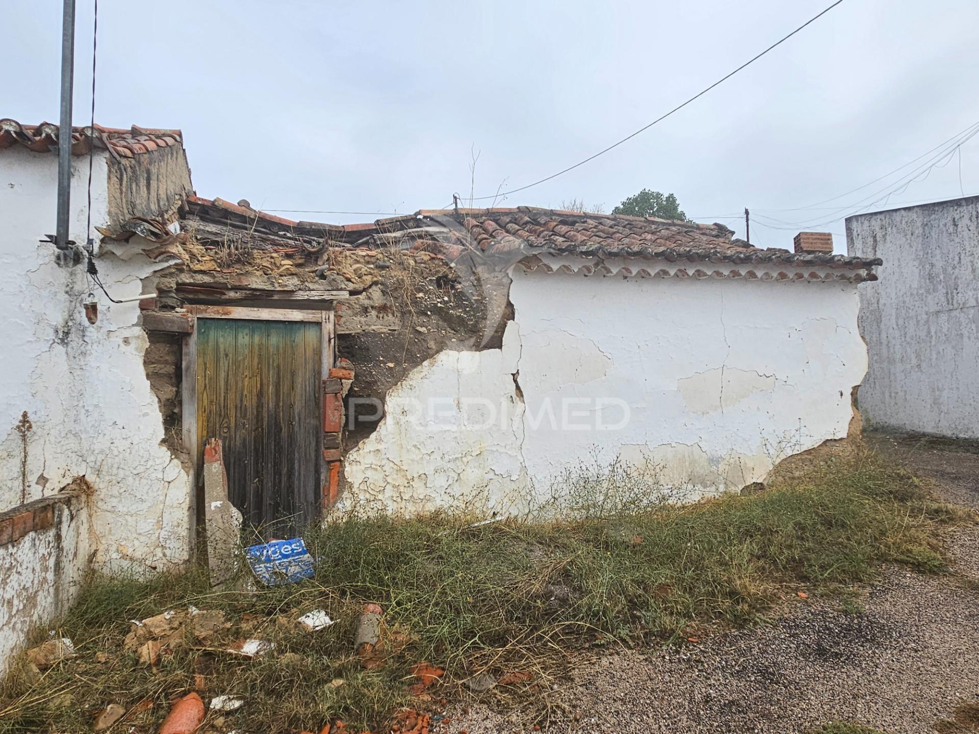 Oportunidade: ruína com terreno no coração do interior