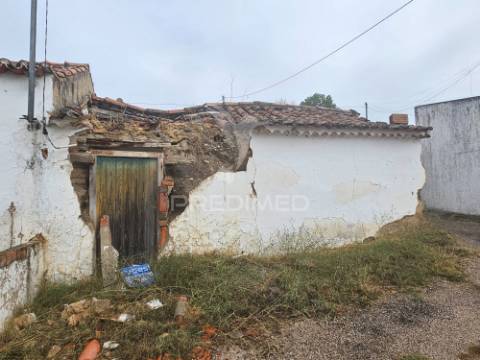 Oportunidade: ruína com terreno no coração do interior