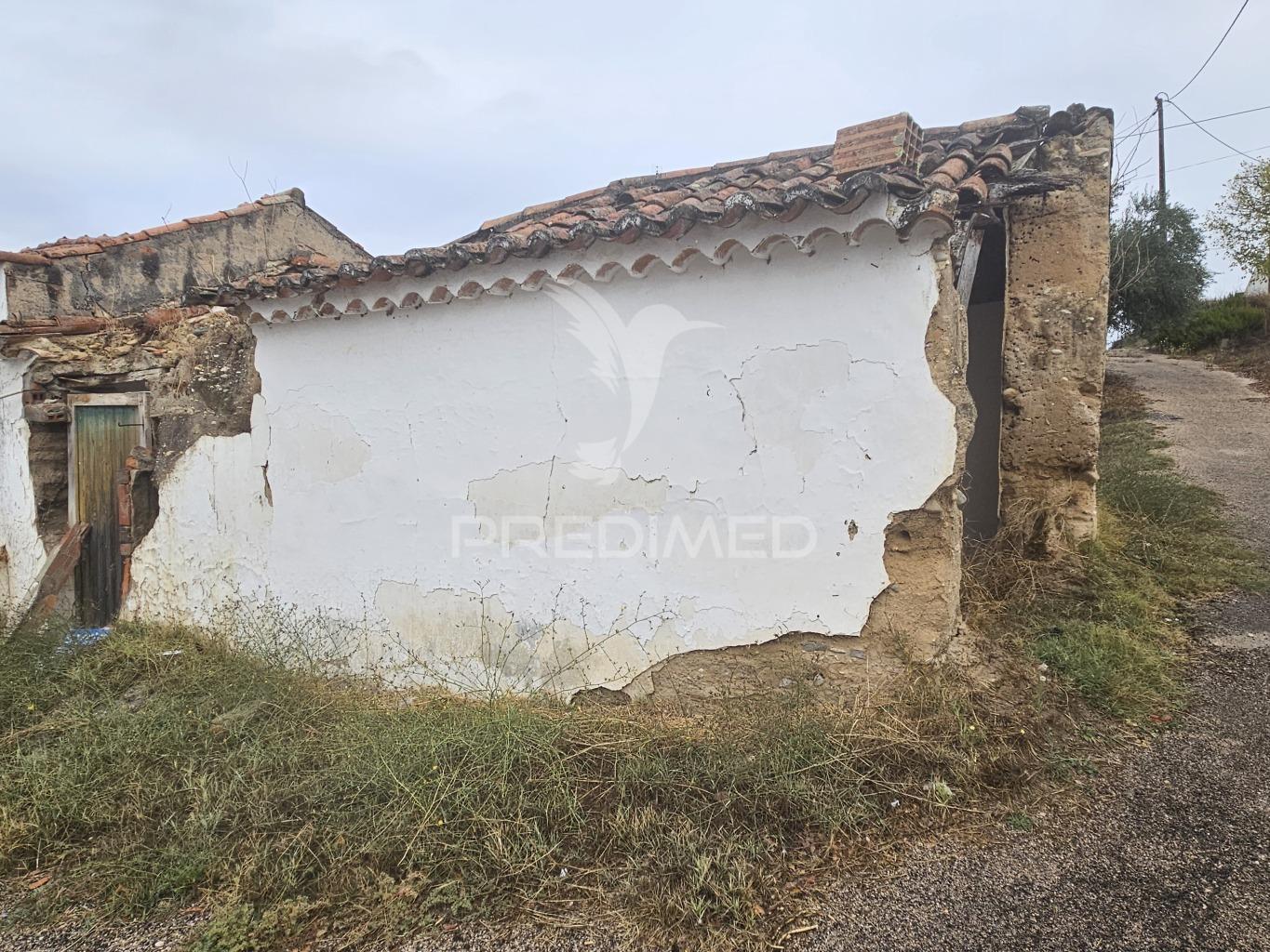 Oportunidade: ruína com terreno no coração do interior