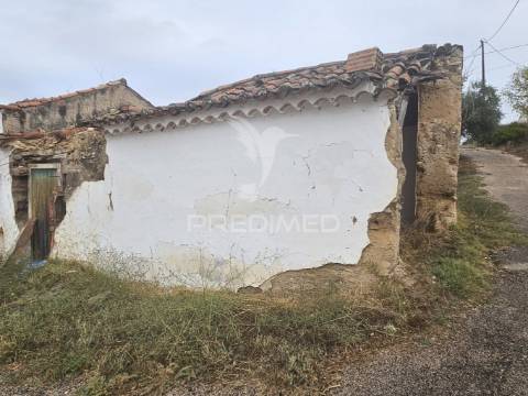 Oportunidade: ruína com terreno no coração do interior