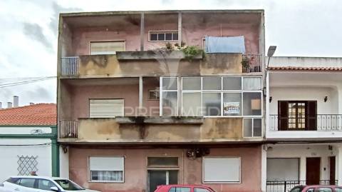 Prédio para remodelar na baixa da banheira