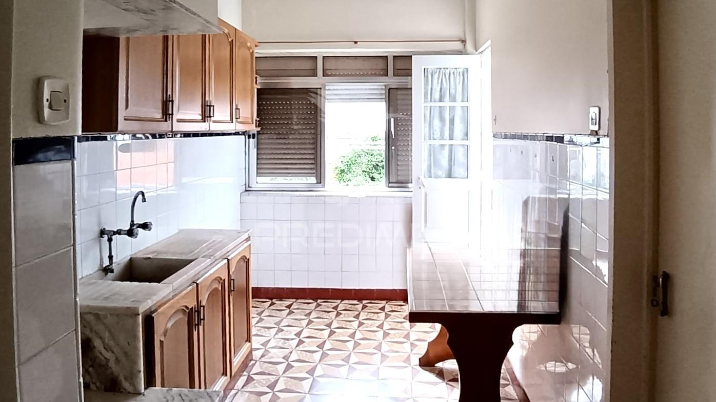 Prédio para remodelar na baixa da banheira