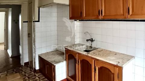 Prédio para remodelar na baixa da banheira