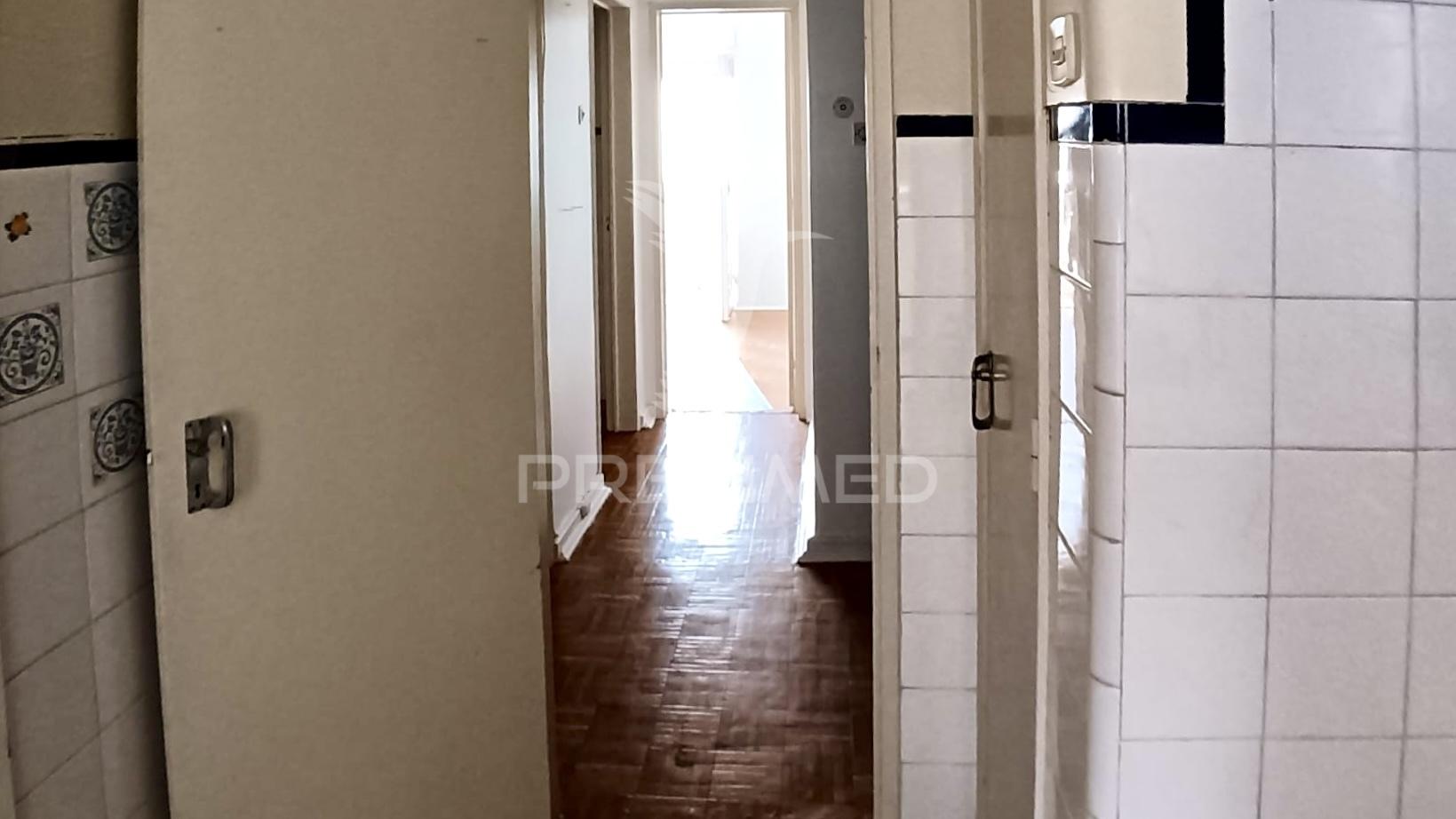 Prédio para remodelar na baixa da banheira