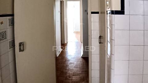 Prédio para remodelar na baixa da banheira