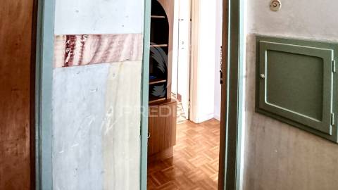 Prédio para remodelar na baixa da banheira