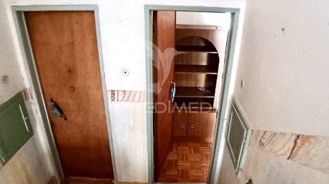 Prédio para remodelar na baixa da banheira