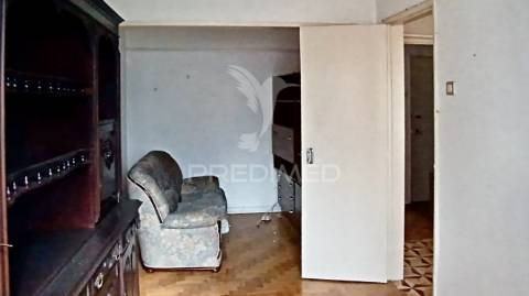 Prédio para remodelar na baixa da banheira