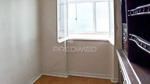 Prédio para remodelar na baixa da banheira