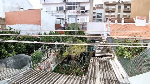 Prédio para remodelar na baixa da banheira