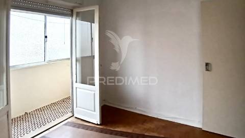 Prédio para remodelar na baixa da banheira