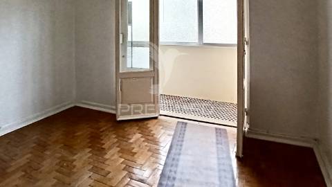 Prédio para remodelar na baixa da banheira