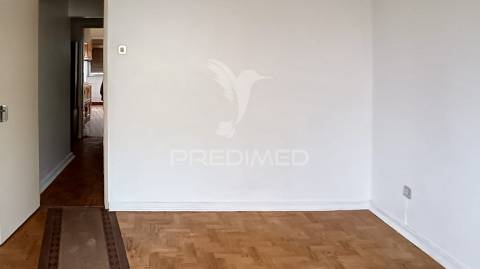 Prédio para remodelar na baixa da banheira