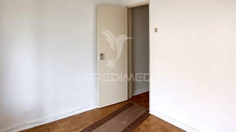 Prédio para remodelar na baixa da banheira