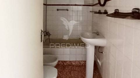 Prédio para remodelar na baixa da banheira