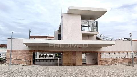 Prédio para remodelar na baixa da banheira