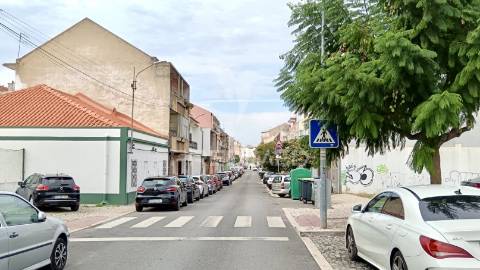Prédio para remodelar na baixa da banheira
