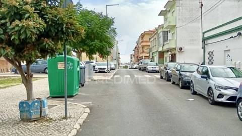 Prédio para remodelar na baixa da banheira