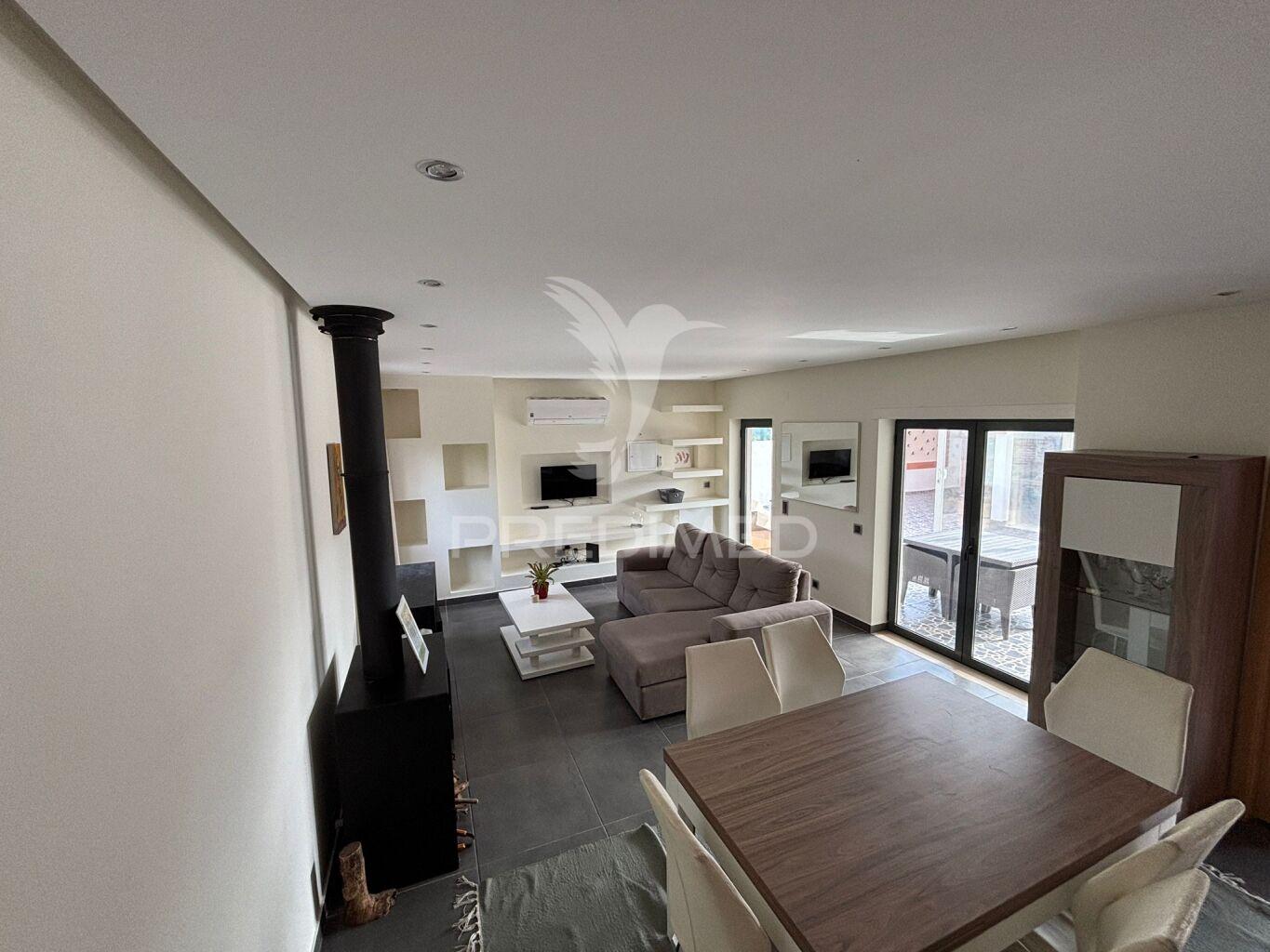 Moradia t2 + 2 situada em trás do outeiro