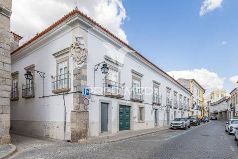 Apartamento t4 centro histórico de évora com lugar de garagem!
