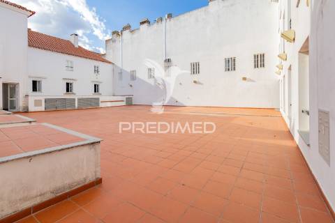 Apartamento t4 centro histórico de évora com lugar de garagem!