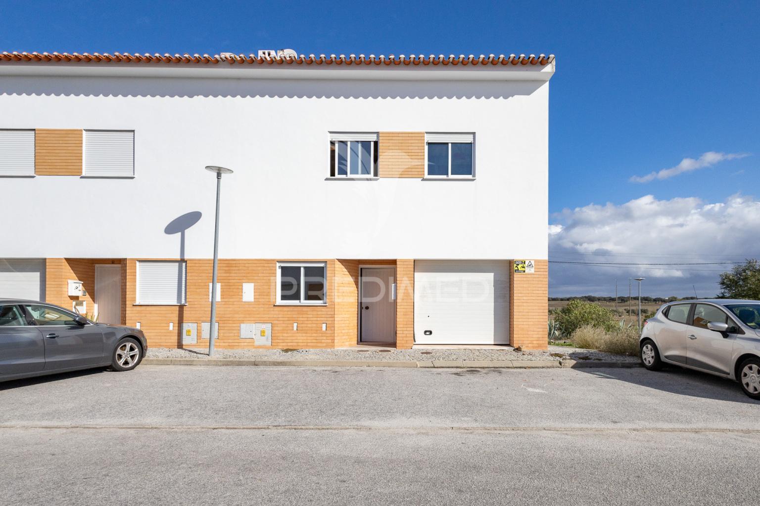 Moradia t4 de gaveto na urbanização quinta nova – évora com quintal, garagem!