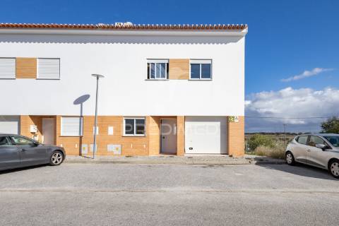 Moradia t4 de gaveto na urbanização quinta nova – évora com quintal, garagem!