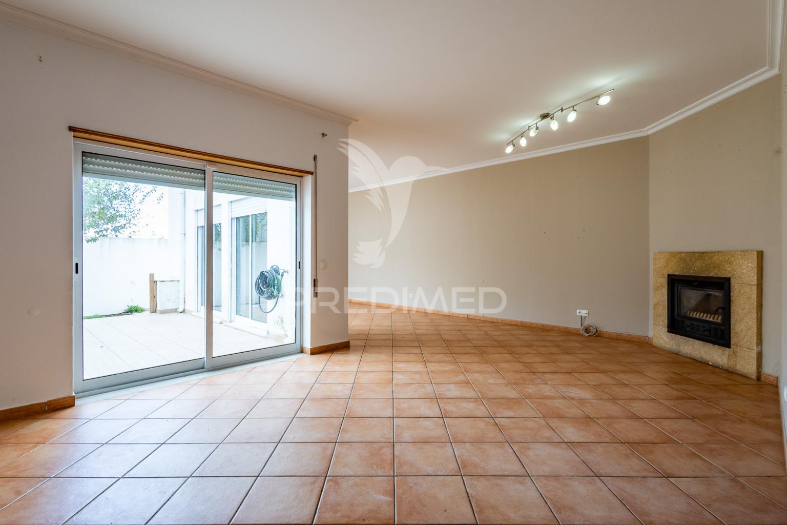 Moradia t4 de gaveto na urbanização quinta nova – évora com quintal, garagem!