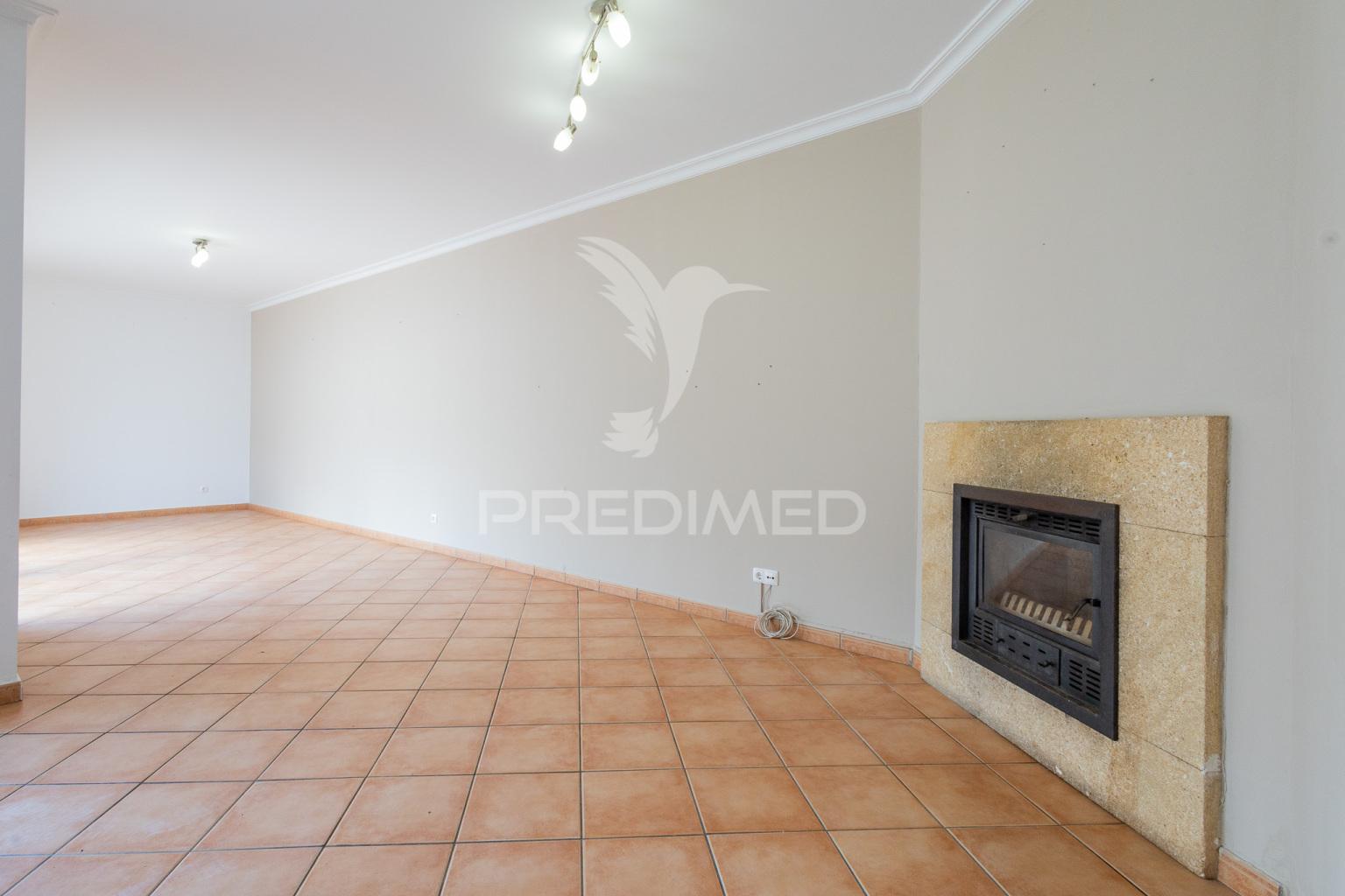 Moradia t4 de gaveto na urbanização quinta nova – évora com quintal, garagem!