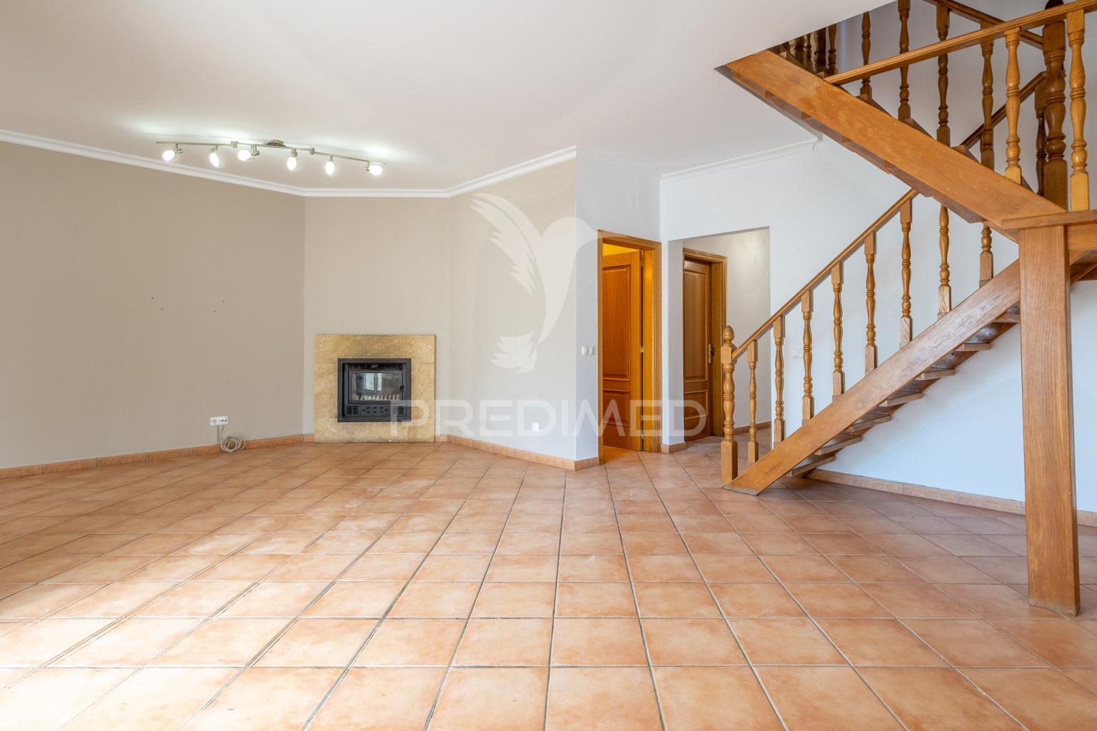 Moradia t4 de gaveto na urbanização quinta nova – évora com quintal, garagem!