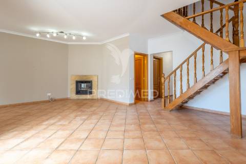 Moradia t4 de gaveto na urbanização quinta nova – évora com quintal, garagem!