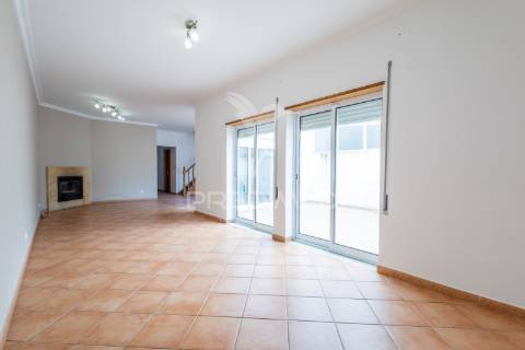 Moradia t4 de gaveto na urbanização quinta nova – évora com quintal, garagem!