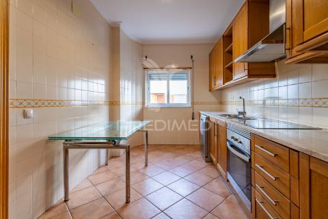 Moradia t4 de gaveto na urbanização quinta nova – évora com quintal, garagem!