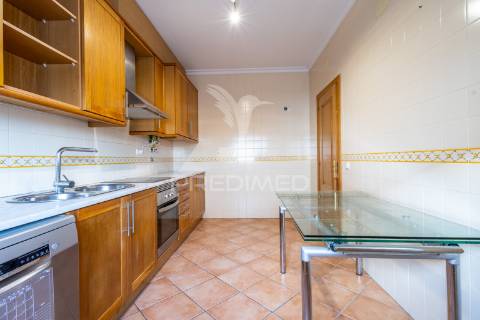 Moradia t4 de gaveto na urbanização quinta nova – évora com quintal, garagem!