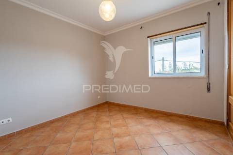 Moradia t4 de gaveto na urbanização quinta nova – évora com quintal, garagem!