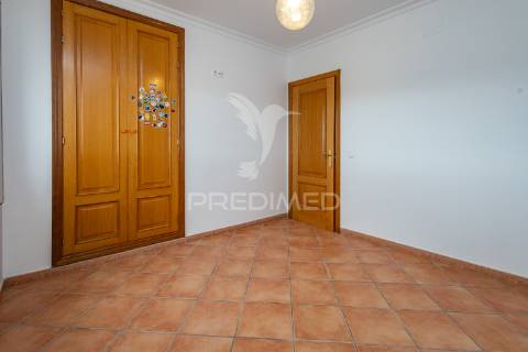 Moradia t4 de gaveto na urbanização quinta nova – évora com quintal, garagem!