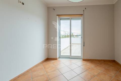 Moradia t4 de gaveto na urbanização quinta nova – évora com quintal, garagem!