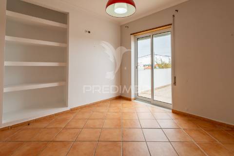 Moradia t4 de gaveto na urbanização quinta nova – évora com quintal, garagem!