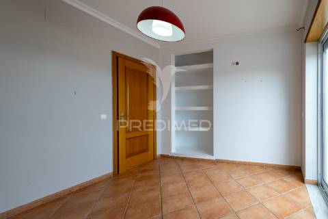 Moradia t4 de gaveto na urbanização quinta nova – évora com quintal, garagem!