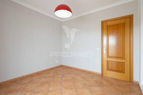 Moradia t4 de gaveto na urbanização quinta nova – évora com quintal, garagem!