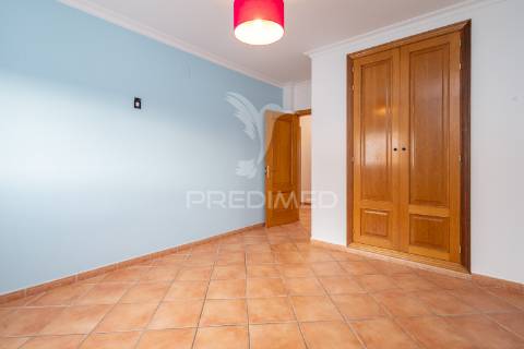 Moradia t4 de gaveto na urbanização quinta nova – évora com quintal, garagem!