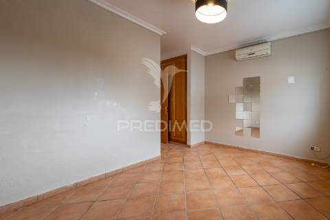 Moradia t4 de gaveto na urbanização quinta nova – évora com quintal, garagem!