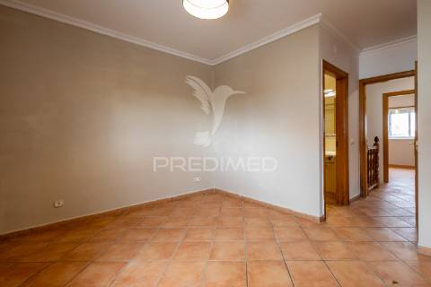 Moradia t4 de gaveto na urbanização quinta nova – évora com quintal, garagem!